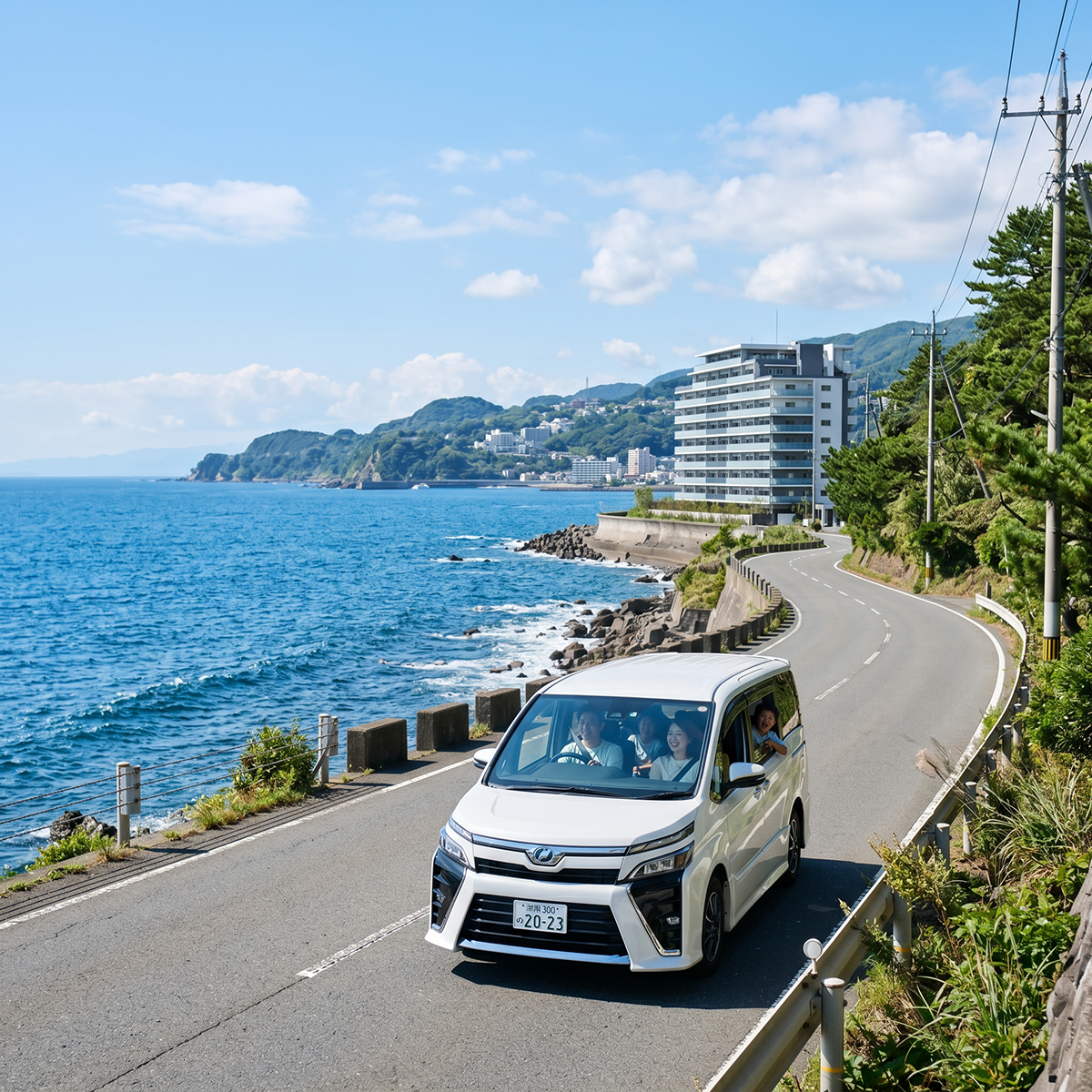 海沿いを走る道路と家族のドライブ風景